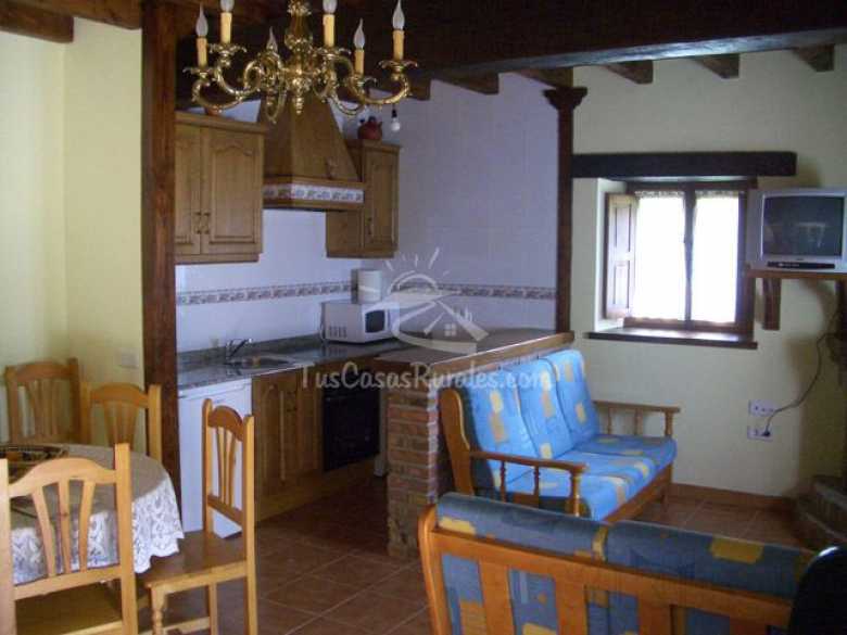 Cocina equipada y comedor