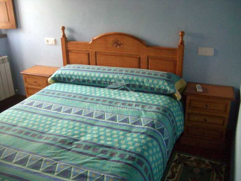 Dormitorio con cama de matrimonio