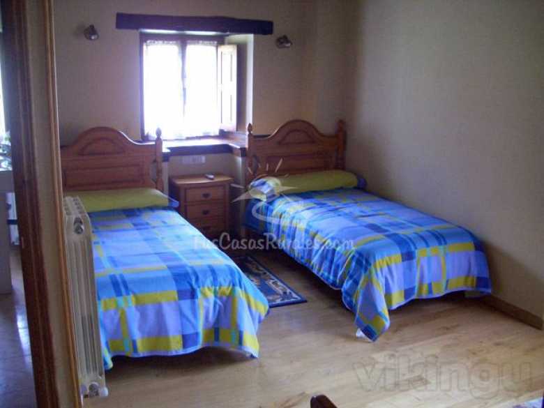 Dormitorio con camas individuales